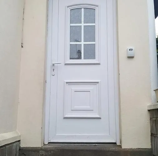 3 Hebergements - Au 1Er Etage 1 Appartement 2 Pieces Et Au 2Eme Etage 2 Hebergements D\'Une Chambre Chacun- Dans Pavillon Au Pied Du Rer B A 5 Minutes De Paris Et 30 Mn Stade De France