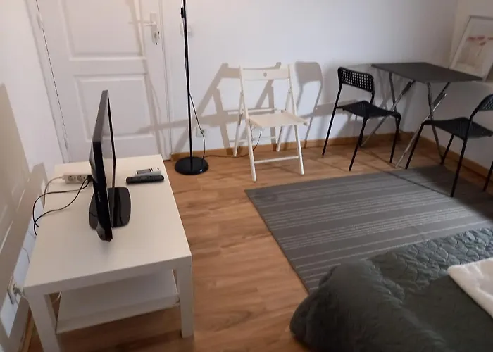 3 Hebergements - Au 1Er Etage 1 Appartement 2 Pieces Et Au 2Eme Etage 2 Hebergements D\'Une Chambre Chacun- Dans Pavillon Au Pied Du Rer B A 5 Minutes De Paris Et 30 Mn Stade De France