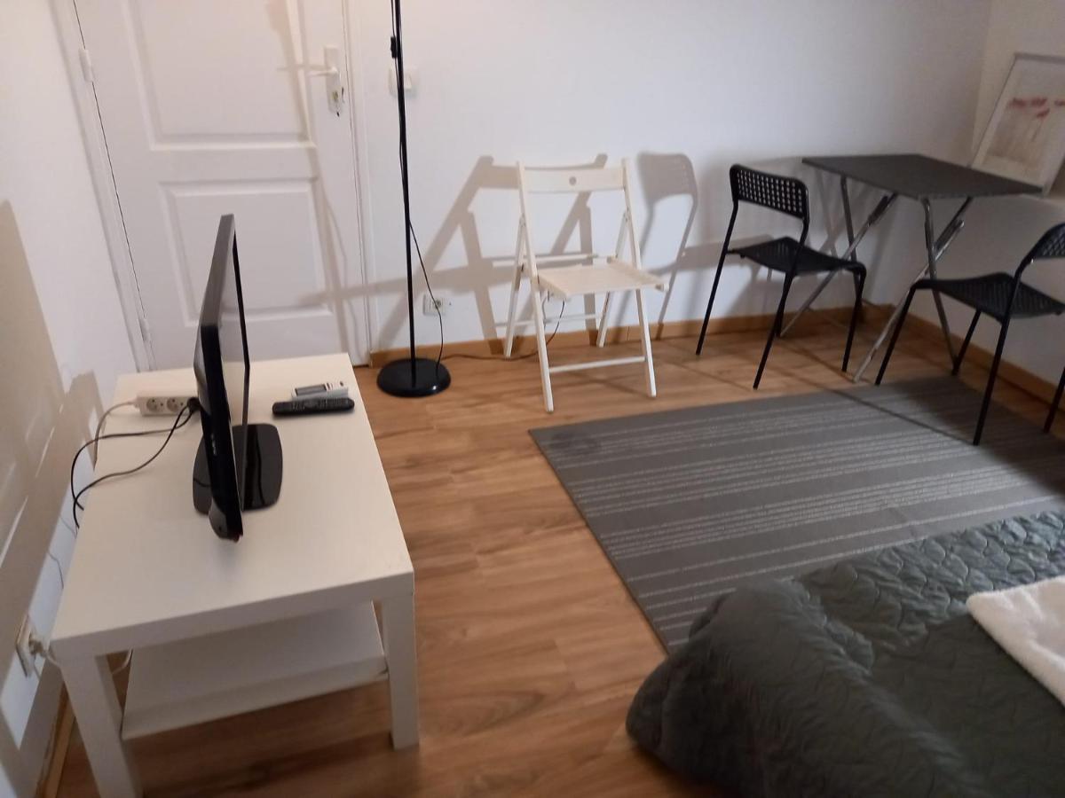 Appartement 3 Hebergements - Au 1er Etage 1 2 Pieces Et Au 2eme Etage 2 Hebergements D'une Chacun- Dans Pavillon Au Pied Du Rer B A 5 Minutes De Paris Et 30 Mn Stade De France Cachan